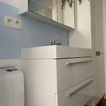 Hébergement de vacances Modernes Fuer 4 Personen In Einem Waldpark By Interhome